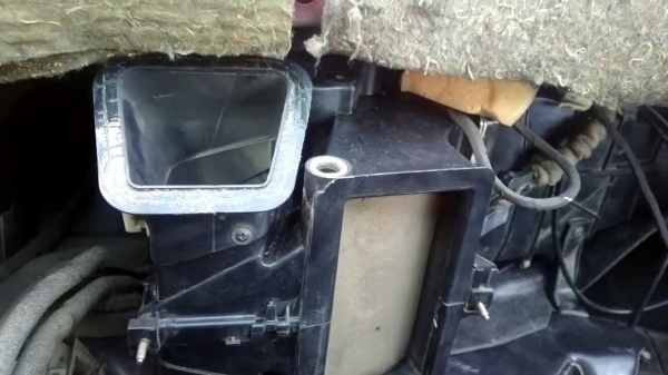 Признаки изношенности и замена радиатора печки в VW Passat B5